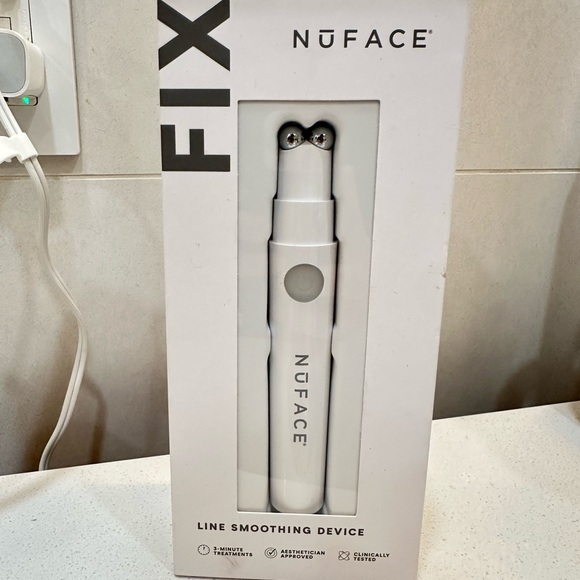 NuFace FIX Line Smoothing Device - Silver and White - Picture 2 of 3